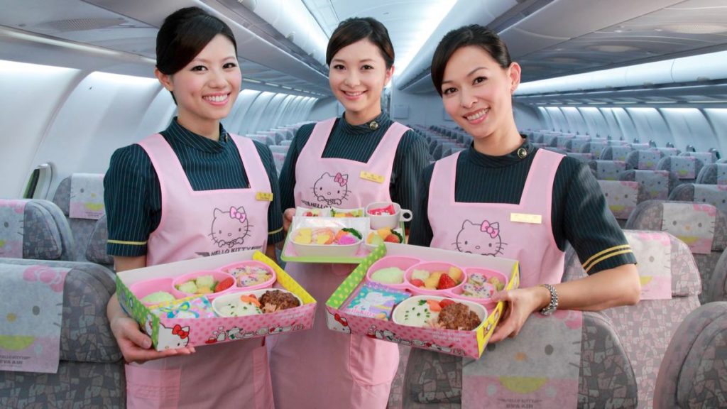 personale di bordo EVA Air presenta pasti a tematica Hello Kitty