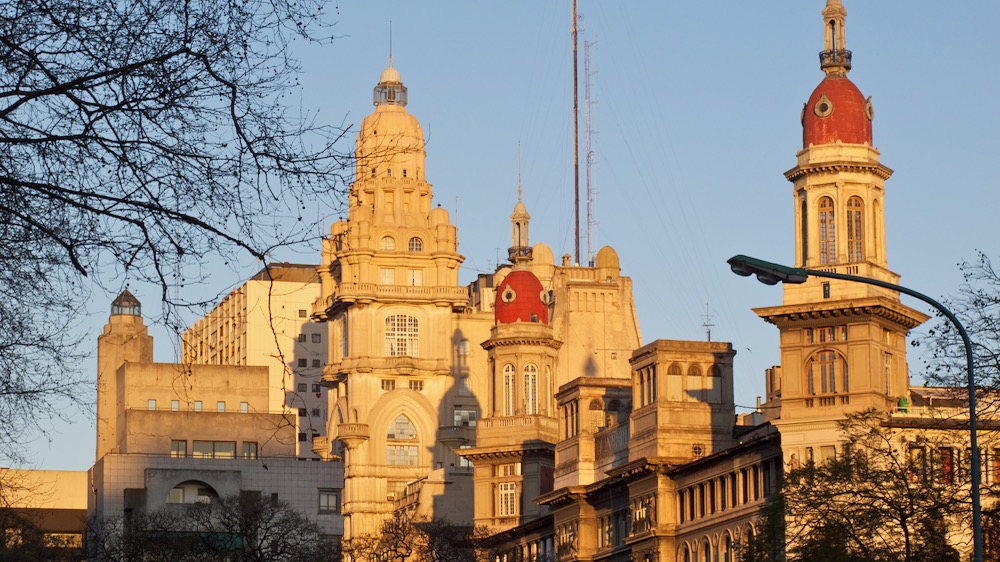 scorcio della Avenida de Mayo vista da Plaza de Congreso: edifici Inmobiliaria e Barolo