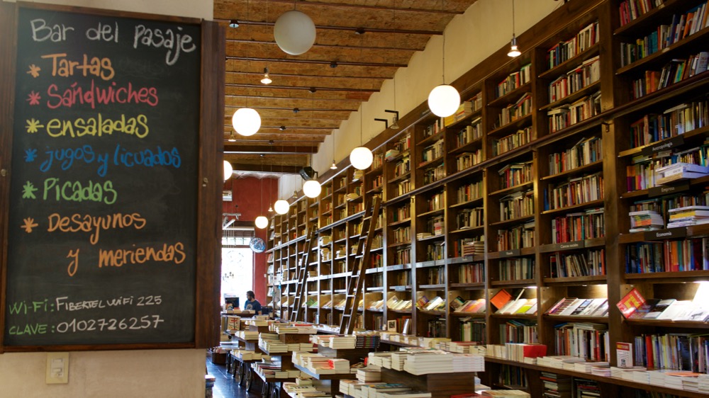 Libreria del Pasaje, nel quartiere Palermo, è bookstore e cafeteria