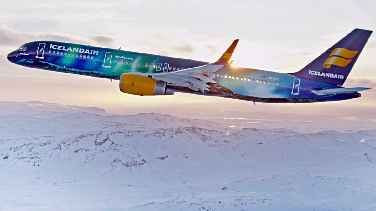 Boeing 767 di Icelandair con la livrea ispirata all'aurora boreale