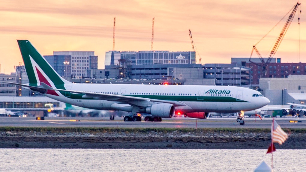 Alitalia Airbus A330-200 a Boston BOS ©Matt Hintsa