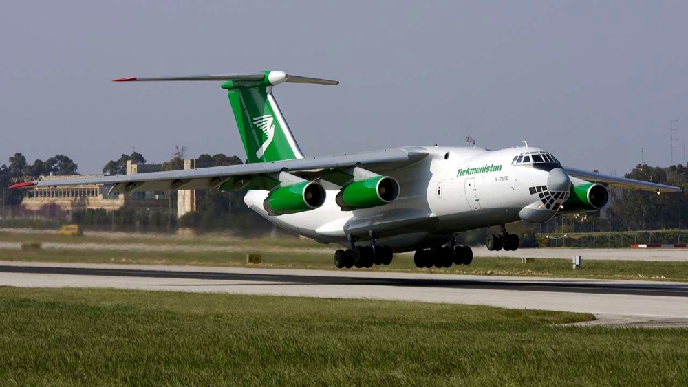 Ilyushin IL76 cargo di Turkmenistan Airlines; la flotta passeggeri è all-Boeing strutturata in due classi