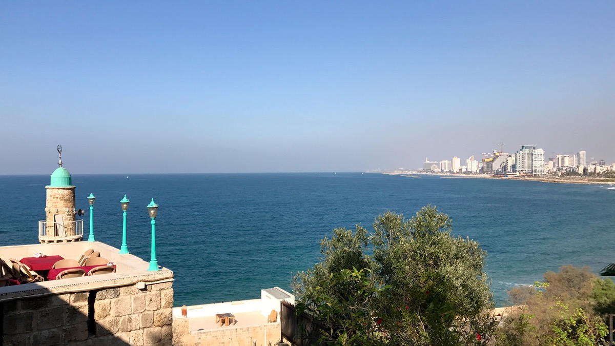 i grattacieli di Tel Aviv e la spiaggia visti da Jaffa