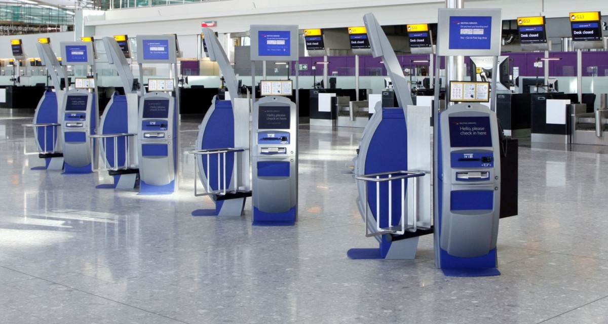 chioschi British Airways di self check-in al Terminal 5 di Londra LHR