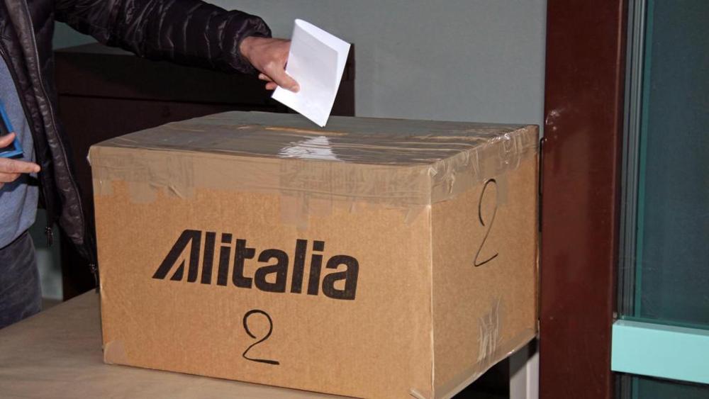 scatole di cartone e scotch da pacchi per il referendum Alitalia